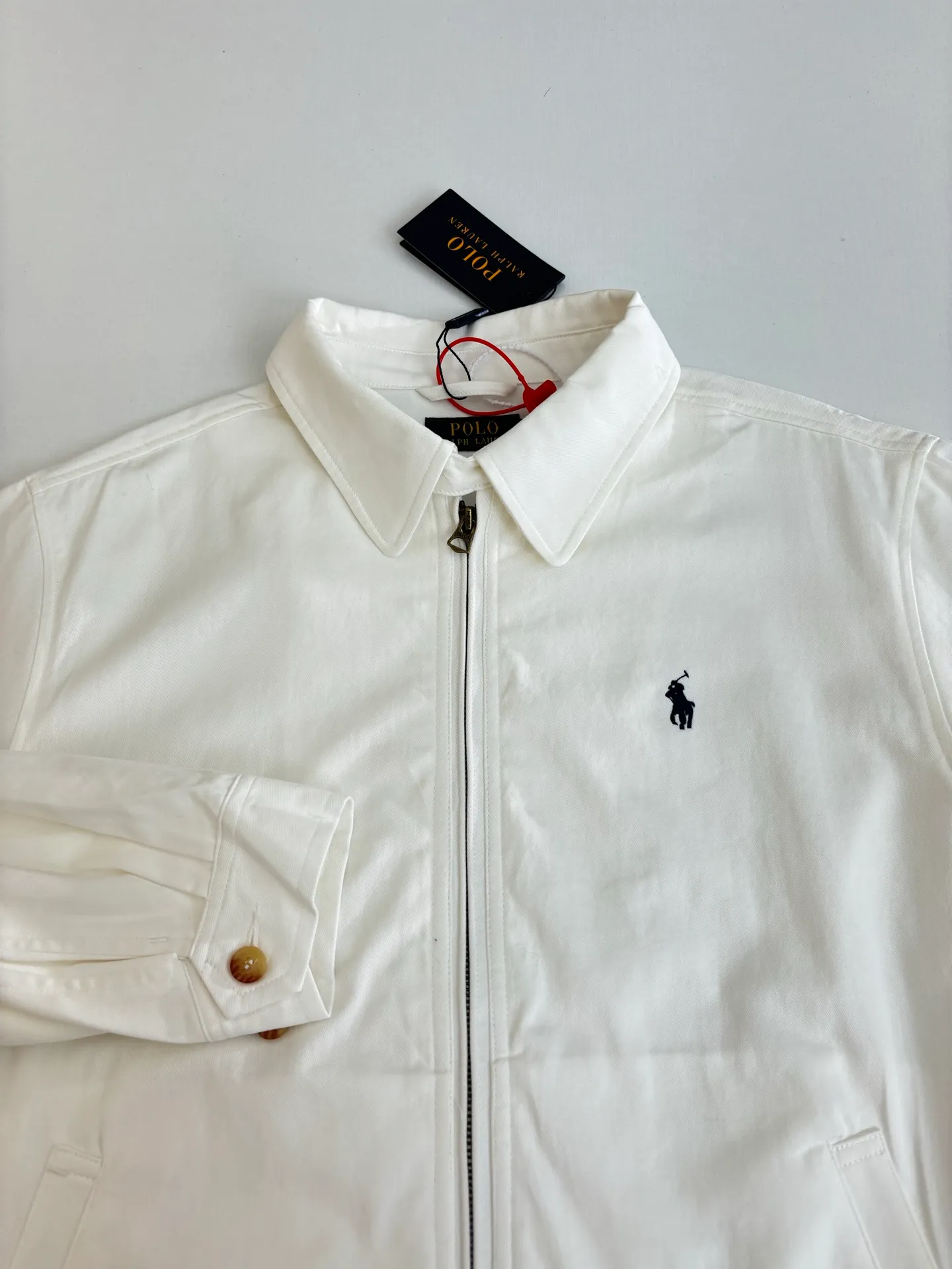 P500 Ralph Laure*/Ralph Lauren Centaur embroidered zipper jacket. Customized cloud velvet white twill fine cotton. Adopts imported machine embroidery technology. Uses advanced computer control system and precision mechanical components to realize the iconic pony embroidery operation. High precision. Smooth and delicate lines. Template machine bag opening. Preset template to guide the position, shape and size of the bag opening. Accuracy ensures the quality of the bag opening effect. Size: S/M/L/XL